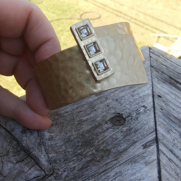 Lia Sophia That’s a Wrap Cuff Bracelet Brutalist vibes Hammered gold tone metal - Picture 14 of 16